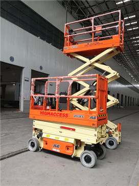 高空平臺工作.jpg高空作業(yè)車-剪叉式高空作業(yè)車：高空作業(yè)平臺啟動(dòng)前需要查看哪些？